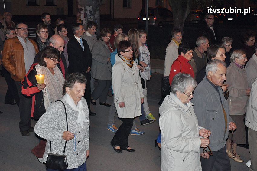 Ulicami Szubina przeszła Procesja Różańcowa