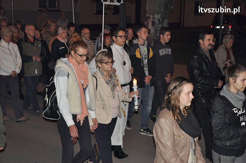 Ulicami Szubina przeszła Procesja Różańcowa