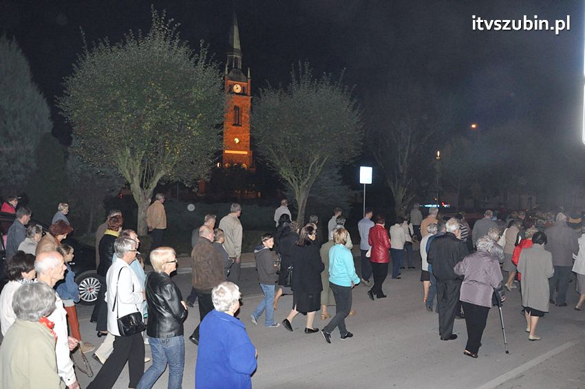 Ulicami Szubina przeszła Procesja Różańcowa