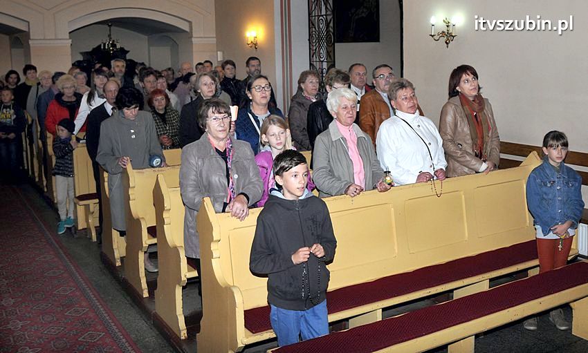 Ulicami Szubina przeszła Procesja Różańcowa