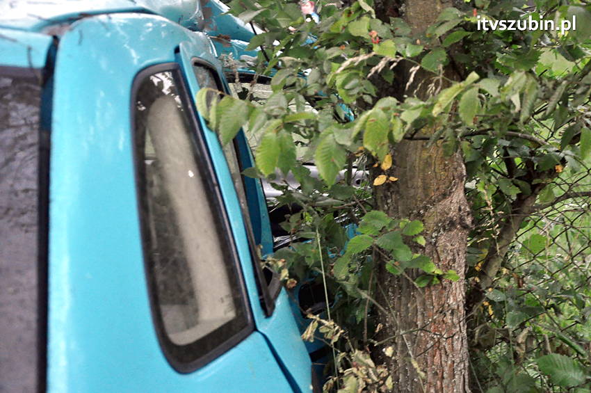 Pijany kierowca zakończył jazdę na płocie przydrożnej posesji