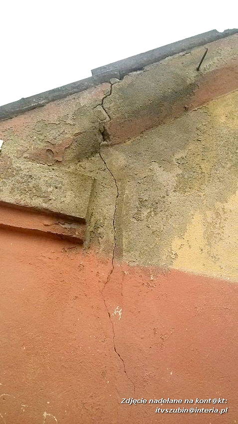 Runęła ściana szczytowa budynku w Słupach