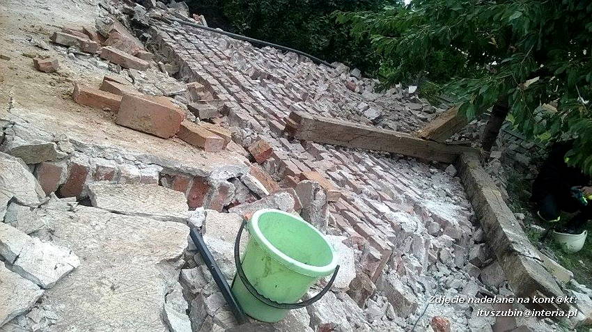 Runęła ściana szczytowa budynku w Słupach