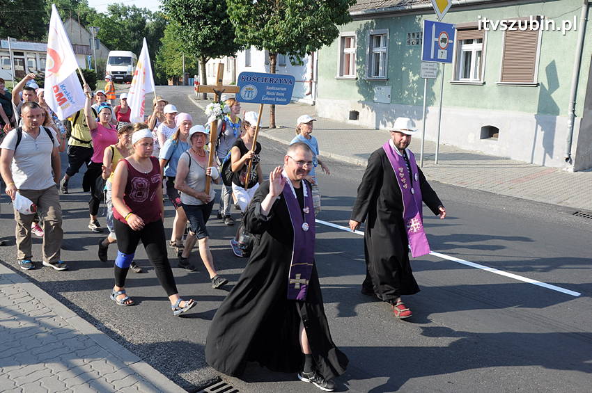 Pielgrzymka z Kościerzyny w drodze na Jasną Górę dotarła do Szubina