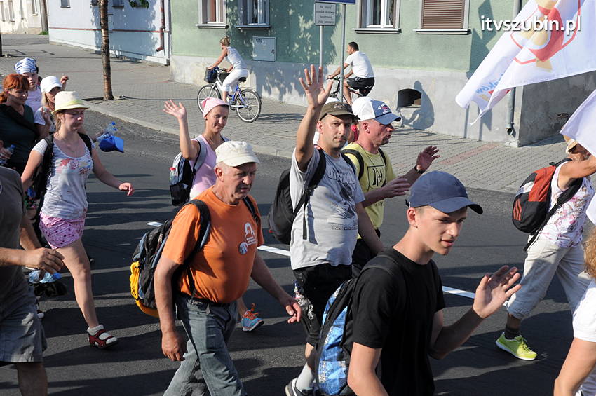 Pielgrzymka z Kościerzyny w drodze na Jasną Górę dotarła do Szubina