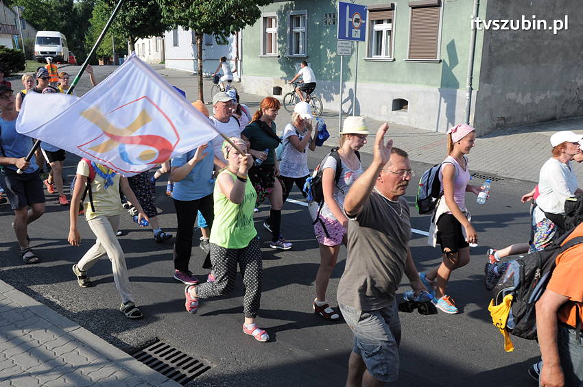 Pielgrzymka z Kościerzyny w drodze na Jasną Górę dotarła do Szubina