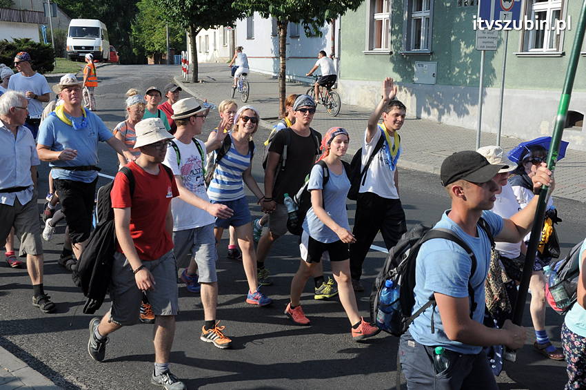 Pielgrzymka z Kościerzyny w drodze na Jasną Górę dotarła do Szubina