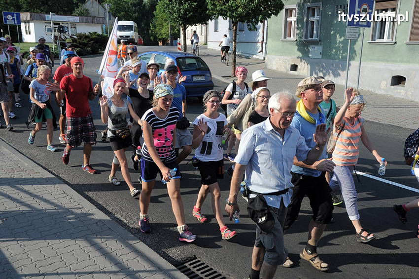 Pielgrzymka z Kościerzyny w drodze na Jasną Górę dotarła do Szubina