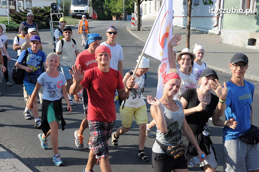 Pielgrzymka z Kościerzyny w drodze na Jasną Górę dotarła do Szubina
