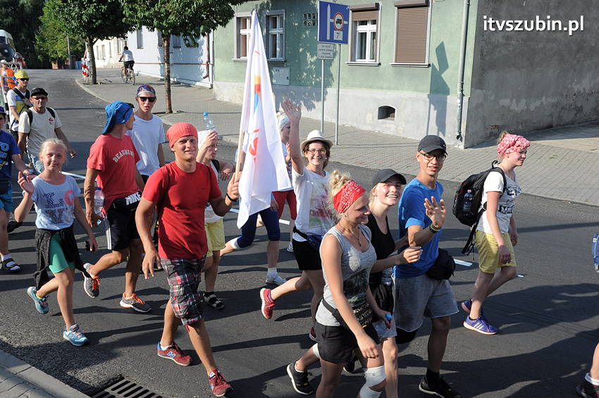 Pielgrzymka z Kościerzyny w drodze na Jasną Górę dotarła do Szubina