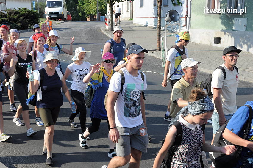 Pielgrzymka z Kościerzyny w drodze na Jasną Górę dotarła do Szubina