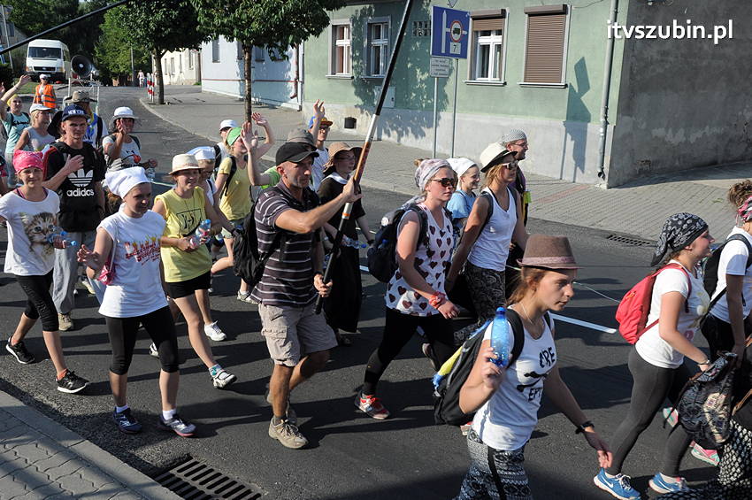 Pielgrzymka z Kościerzyny w drodze na Jasną Górę dotarła do Szubina