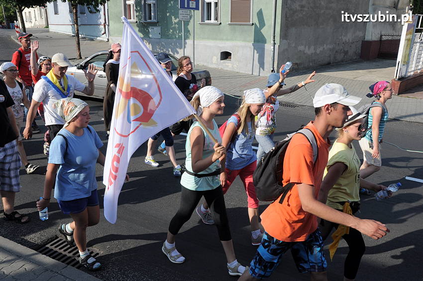 Pielgrzymka z Kościerzyny w drodze na Jasną Górę dotarła do Szubina