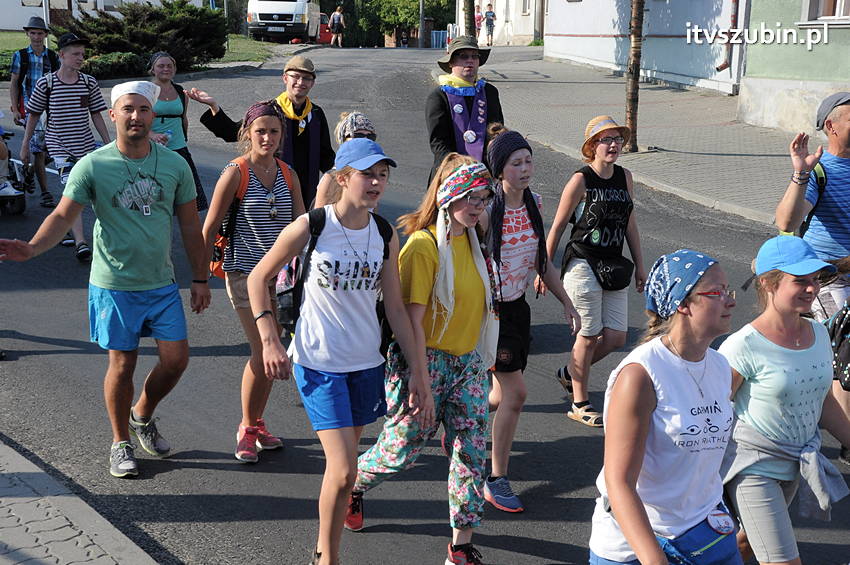 Pielgrzymka z Kościerzyny w drodze na Jasną Górę dotarła do Szubina