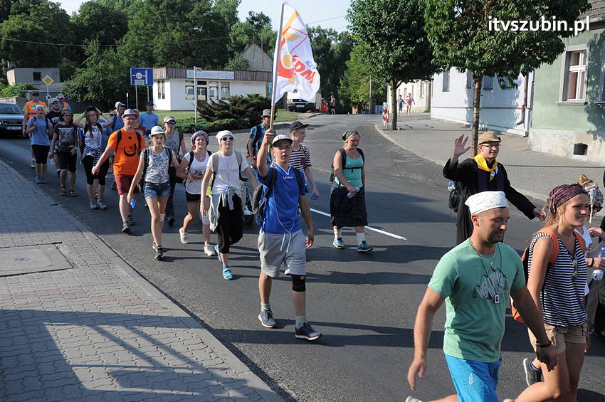 Pielgrzymka z Kościerzyny w drodze na Jasną Górę dotarła do Szubina