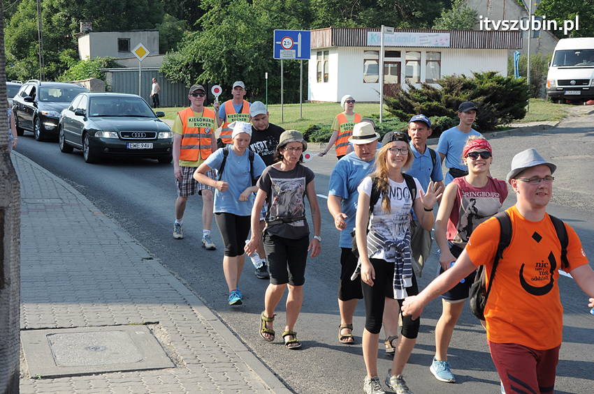 Pielgrzymka z Kościerzyny w drodze na Jasną Górę dotarła do Szubina