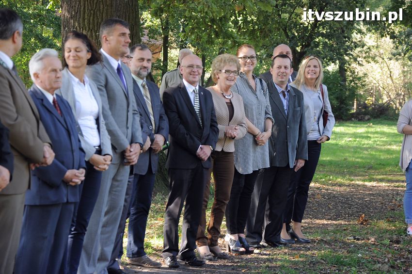 WIARA NADZIEJA MIŁOŚĆ - dęby już rosną