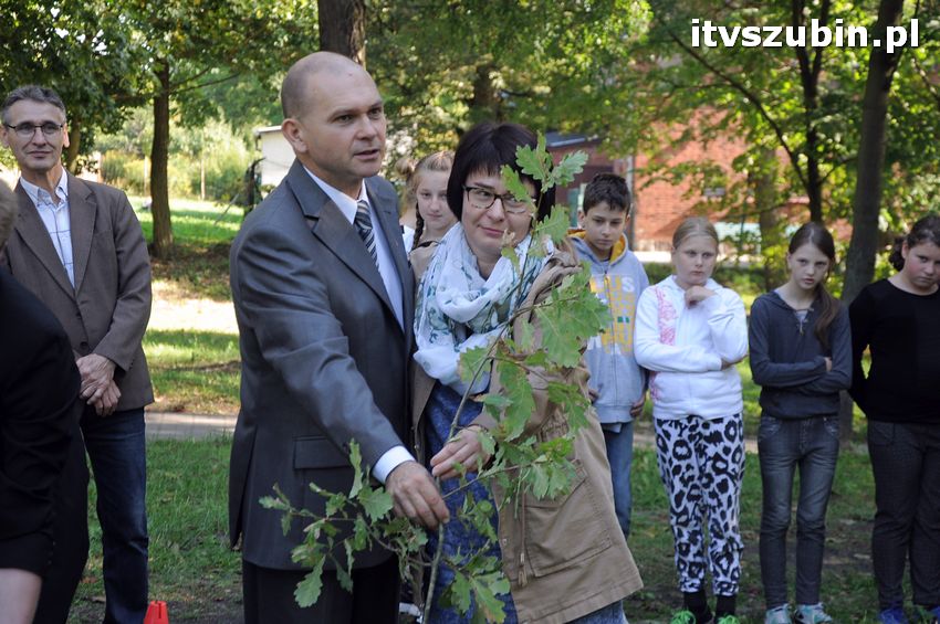 WIARA NADZIEJA MIŁOŚĆ - dęby już rosną
