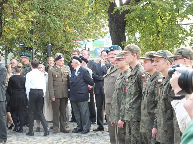 76. rocznica powstania Polskiego Państwa Podziemnego w Toruniu z udziałem uczniów w mundurach z ZSP w Szubinie