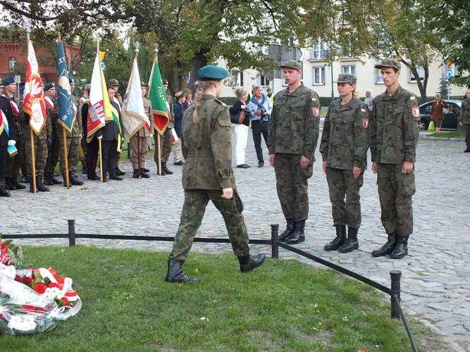 76. rocznica powstania Polskiego Państwa Podziemnego w Toruniu z udziałem uczniów w mundurach z ZSP w Szubinie