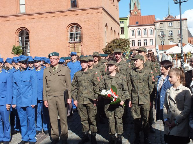 76. rocznica powstania Polskiego Państwa Podziemnego w Toruniu z udziałem uczniów w mundurach z ZSP w Szubinie