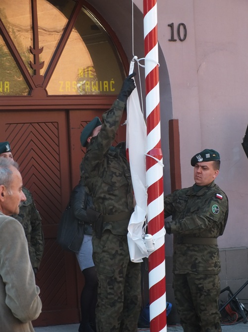 76. rocznica powstania Polskiego Państwa Podziemnego w Toruniu z udziałem uczniów w mundurach z ZSP w Szubinie