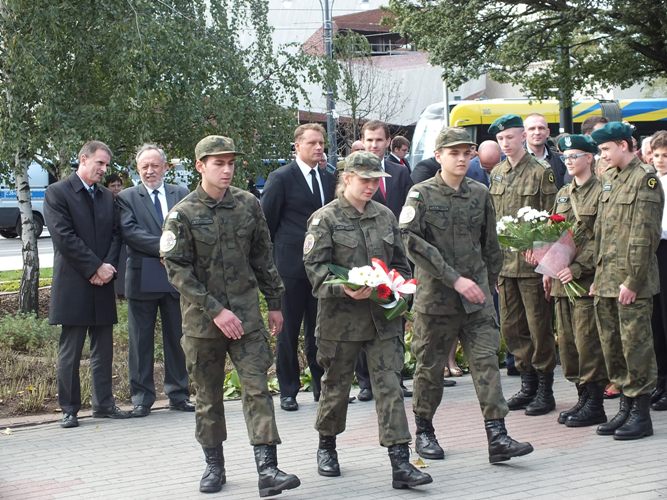 76. rocznica powstania Polskiego Państwa Podziemnego w Toruniu z udziałem uczniów w mundurach z ZSP w Szubinie