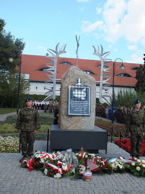 76. rocznica powstania Polskiego Państwa Podziemnego w Toruniu z udziałem uczniów w mundurach z ZSP w Szubinie