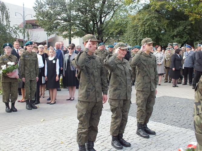 76. rocznica powstania Polskiego Państwa Podziemnego w Toruniu z udziałem uczniów w mundurach z ZSP w Szubinie