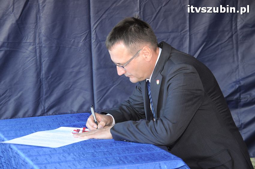 Podpisanie aktu erekcyjnego i wmurowanie kamienia węgielnego pod budowę nowego komisariatu w Szubinie