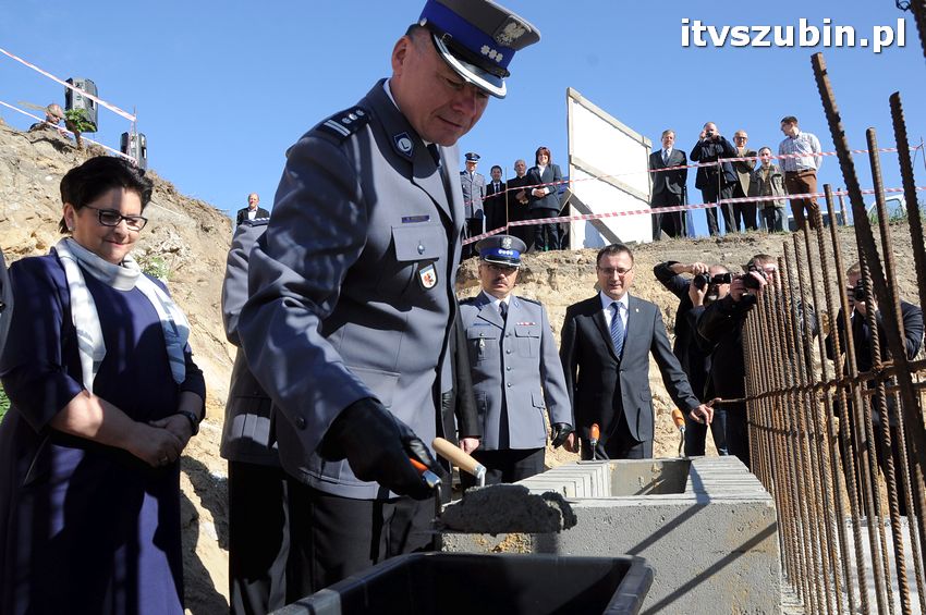 Podpisanie aktu erekcyjnego i wmurowanie kamienia węgielnego pod budowę nowego komisariatu w Szubinie