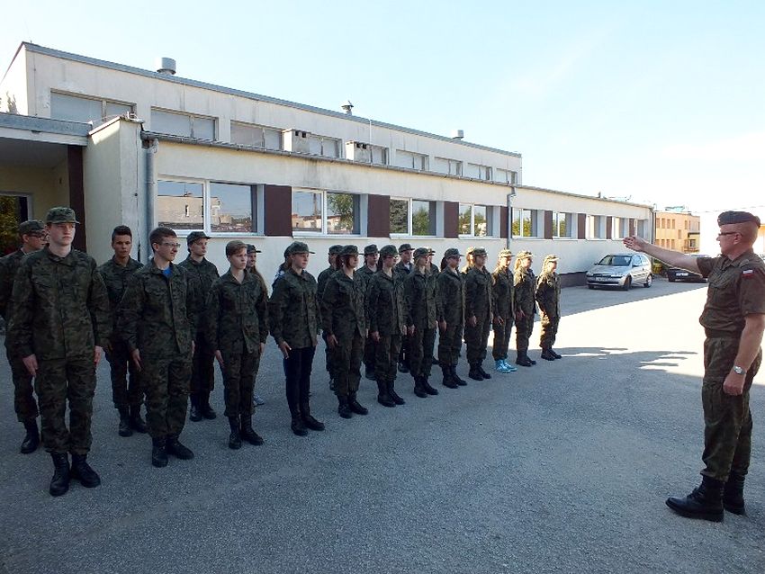 Pierwsza musztra w mundurach uczniów klasy wojskowej I TL