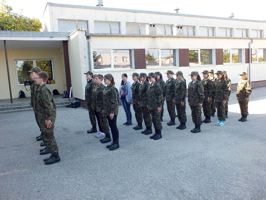 Pierwsza musztra w mundurach uczniów klasy wojskowej I TL