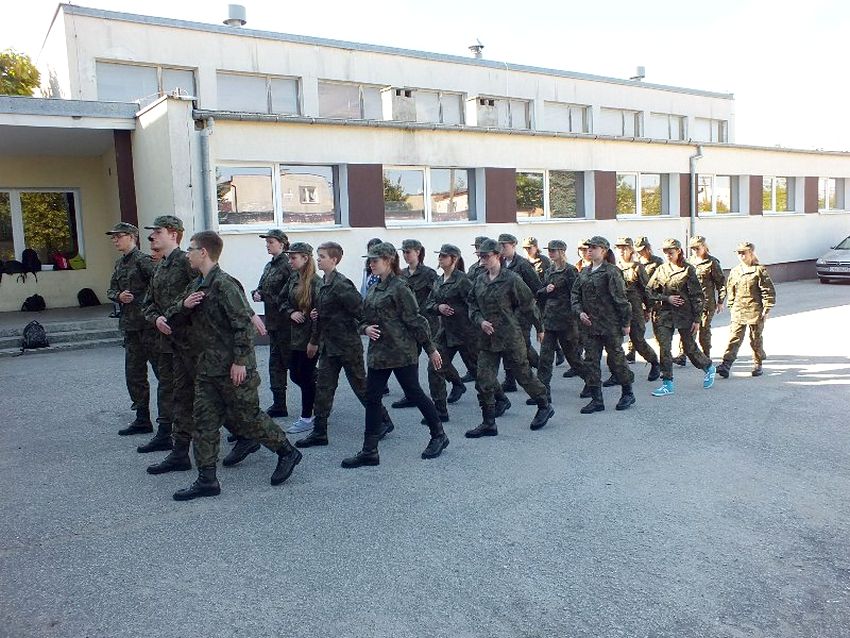 Pierwsza musztra w mundurach uczniów klasy wojskowej I TL