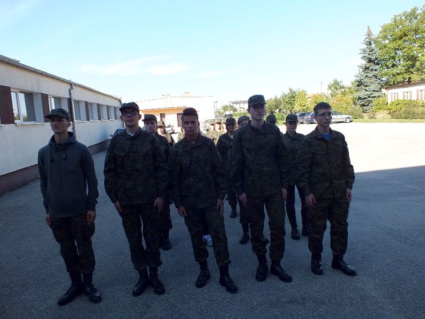 Pierwsza musztra w mundurach uczniów klasy wojskowej I TL