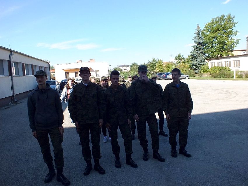 Pierwsza musztra w mundurach uczniów klasy wojskowej I TL