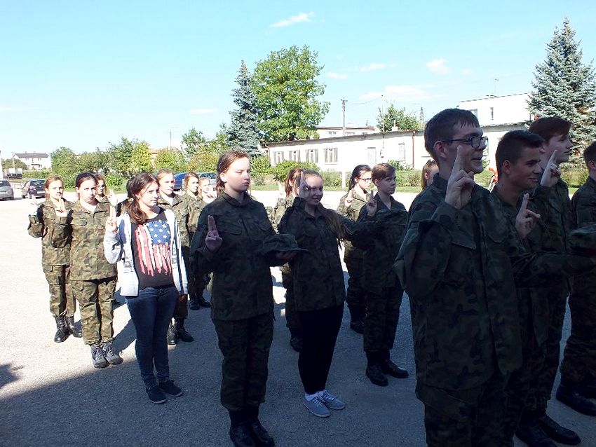 Pierwsza musztra w mundurach uczniów klasy wojskowej I TL