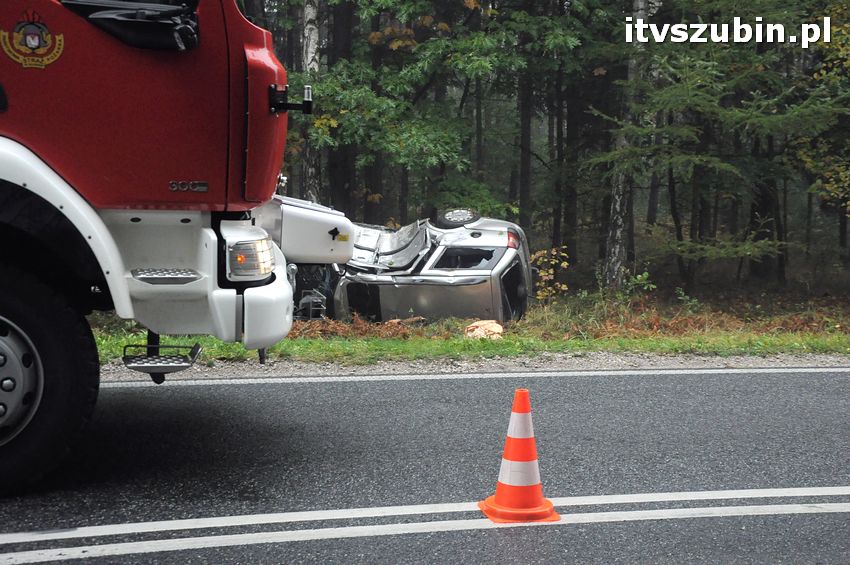Opel Vectra wypadł z drogi