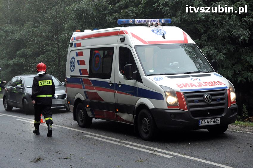 Opel Vectra wypadł z drogi