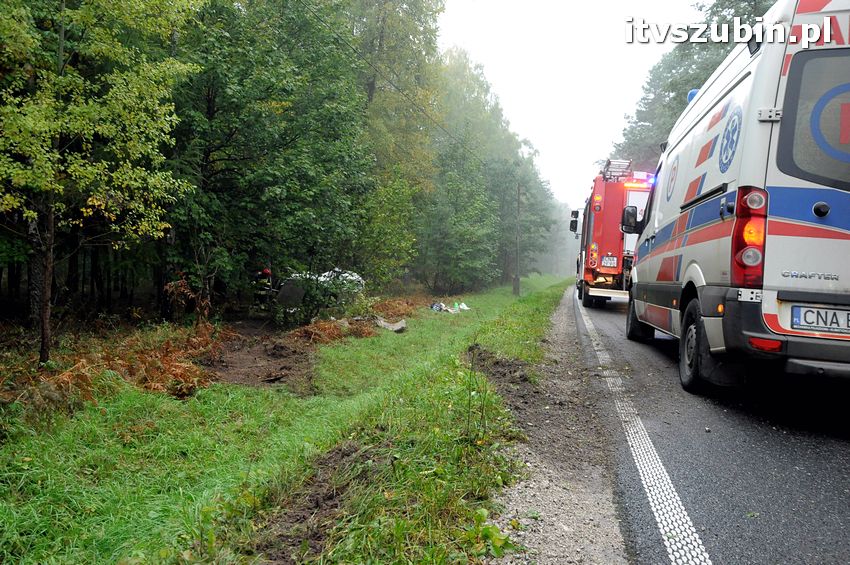 Opel Vectra wypadł z drogi