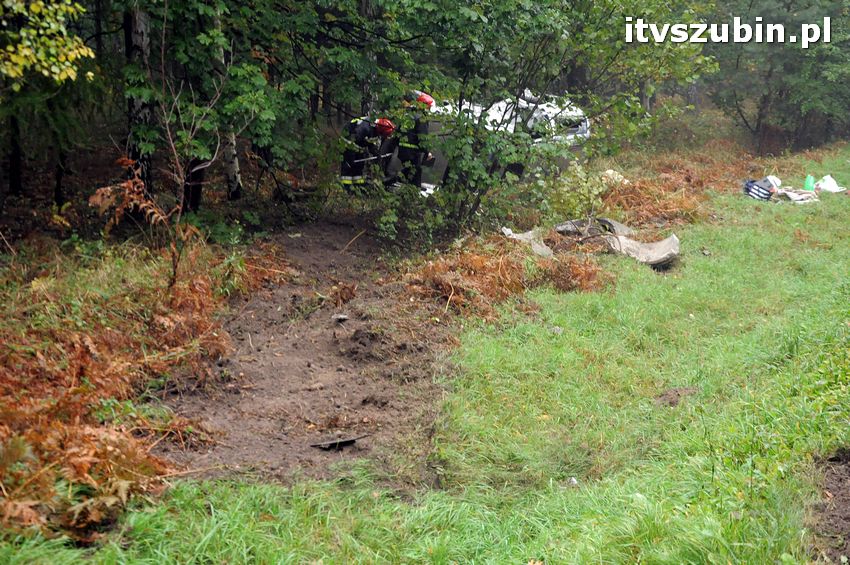 Opel Vectra wypadł z drogi