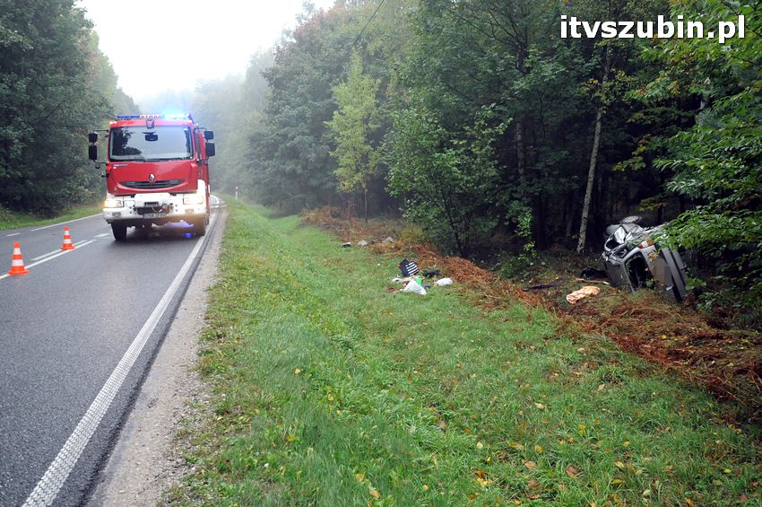 Opel Vectra wypadł z drogi