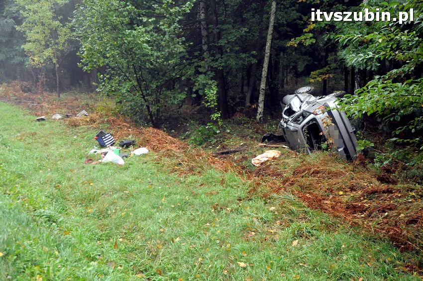 Opel Vectra wypadł z drogi