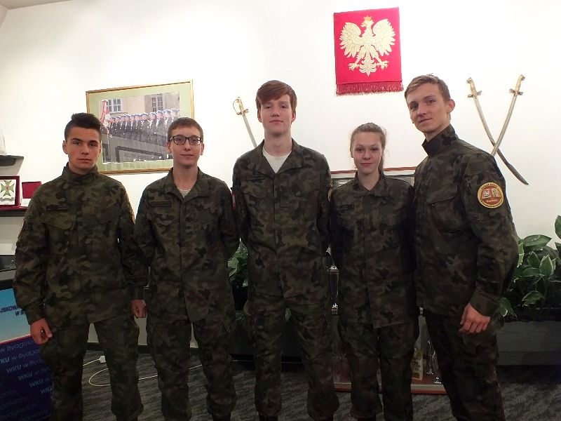 Kadeci klasy wojskowej z wizytą w Wojskowej Komendzie Uzupełnień i Muzeum Wojsk Lądowych w Bydgoszczy