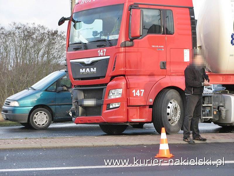 Kolizja na skrzyżowaniu ul Mroteckiej z krajową 10 oraz potrącenie w Nakle