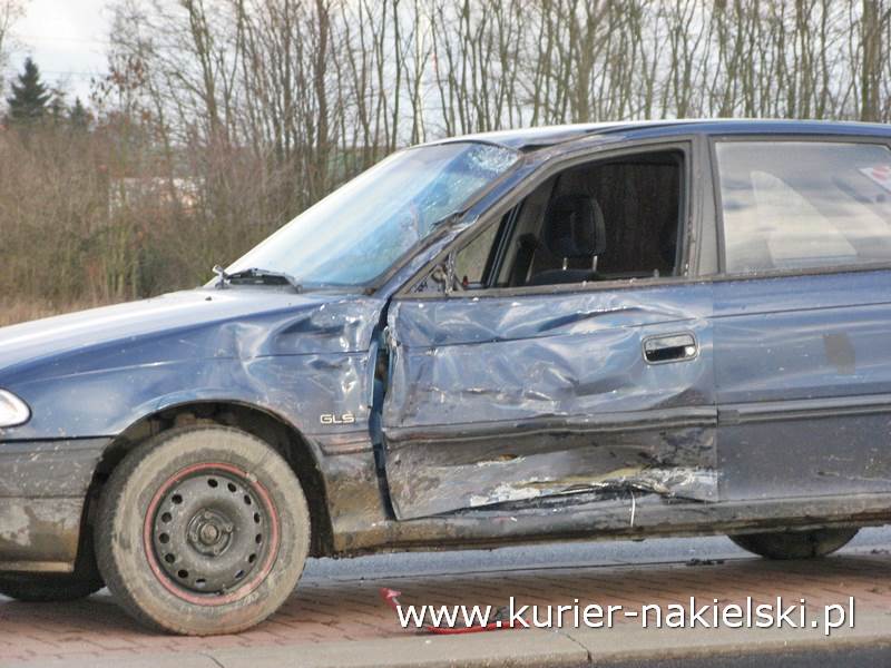 Kolizja na skrzyżowaniu ul Mroteckiej z krajową 10 oraz potrącenie w Nakle