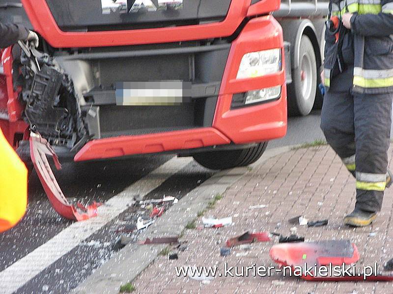Kolizja na skrzyżowaniu ul Mroteckiej z krajową 10 oraz potrącenie w Nakle