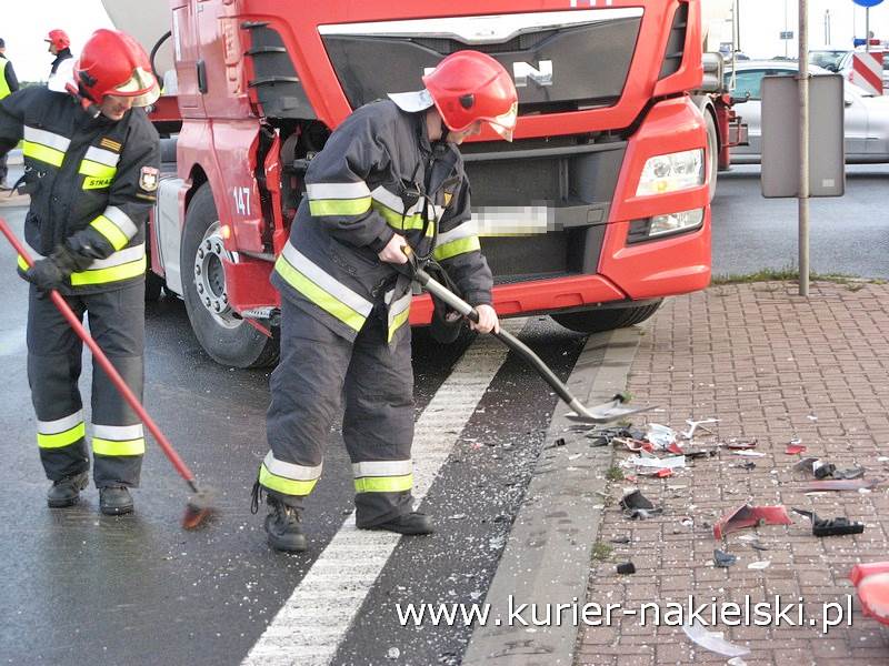 Kolizja na skrzyżowaniu ul Mroteckiej z krajową 10 oraz potrącenie w Nakle