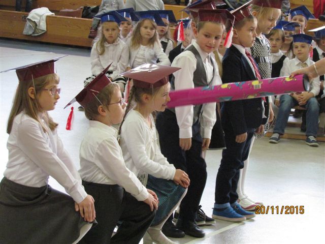 Pasowanie na uczniów w Szkole Podstawowej nr 1 im. Króla Władysława Jagiełły w Szubinie