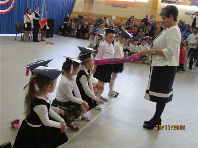 Pasowanie na uczniów w Szkole Podstawowej nr 1 im. Króla Władysława Jagiełły w Szubinie